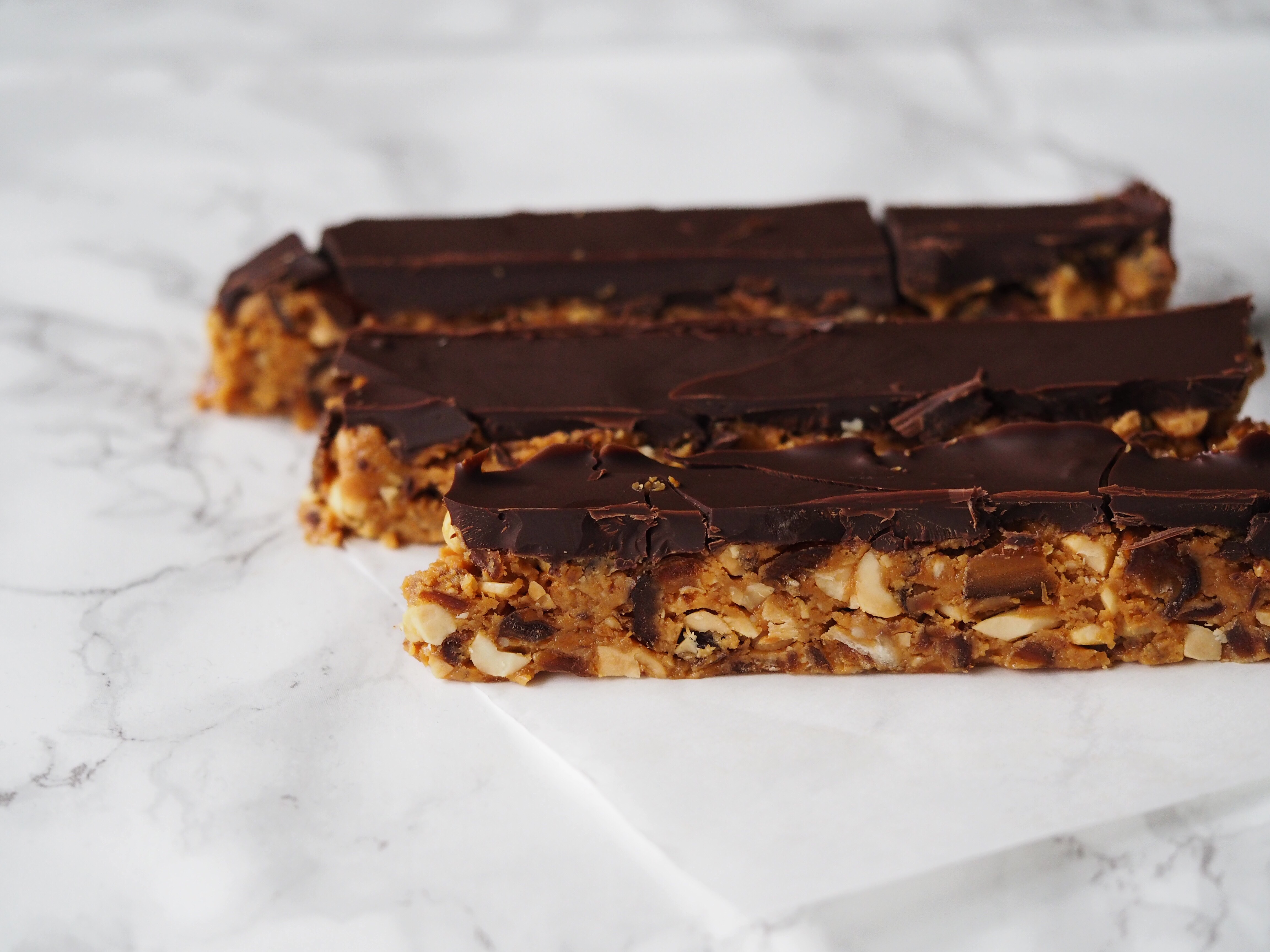 Sunde Snickers bites Sukkerfri Uden tilsat sukker Lækker Weekend Snack Peanutbutter Dadle Chokolade Blog Opskrift Mia Lindholm
