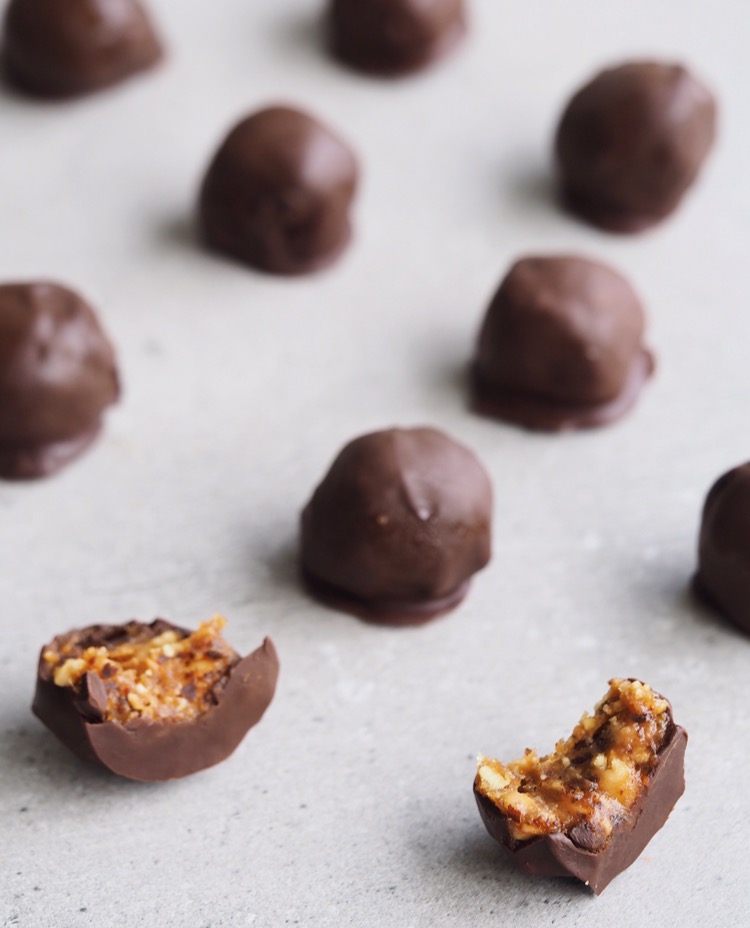 Sunde Snickers bites Sukkerfri Uden tilsat sukker Lækker Weekend Snack Peanutbutter Dadle Chokolade Blog Opskrift Mia Lindholm
