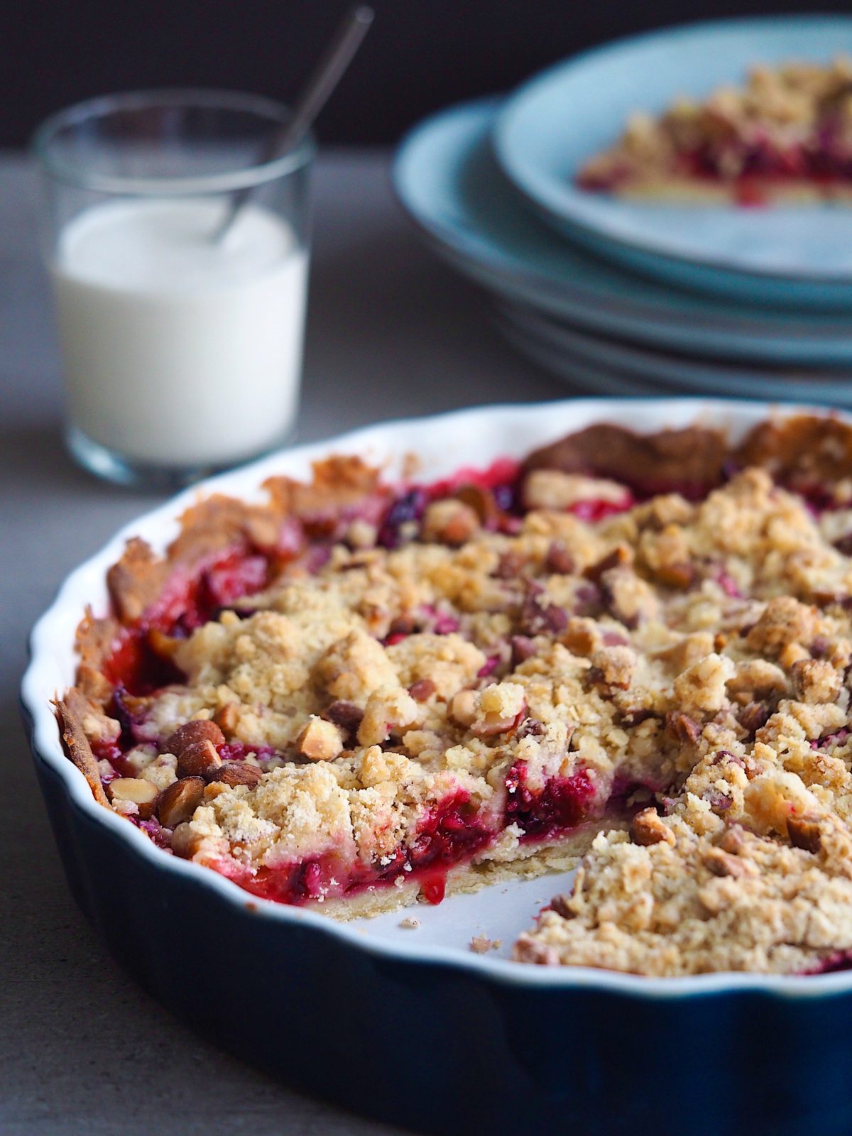 Lækker blommetærte på mørdej med crumble og vanilje crreme fraiche