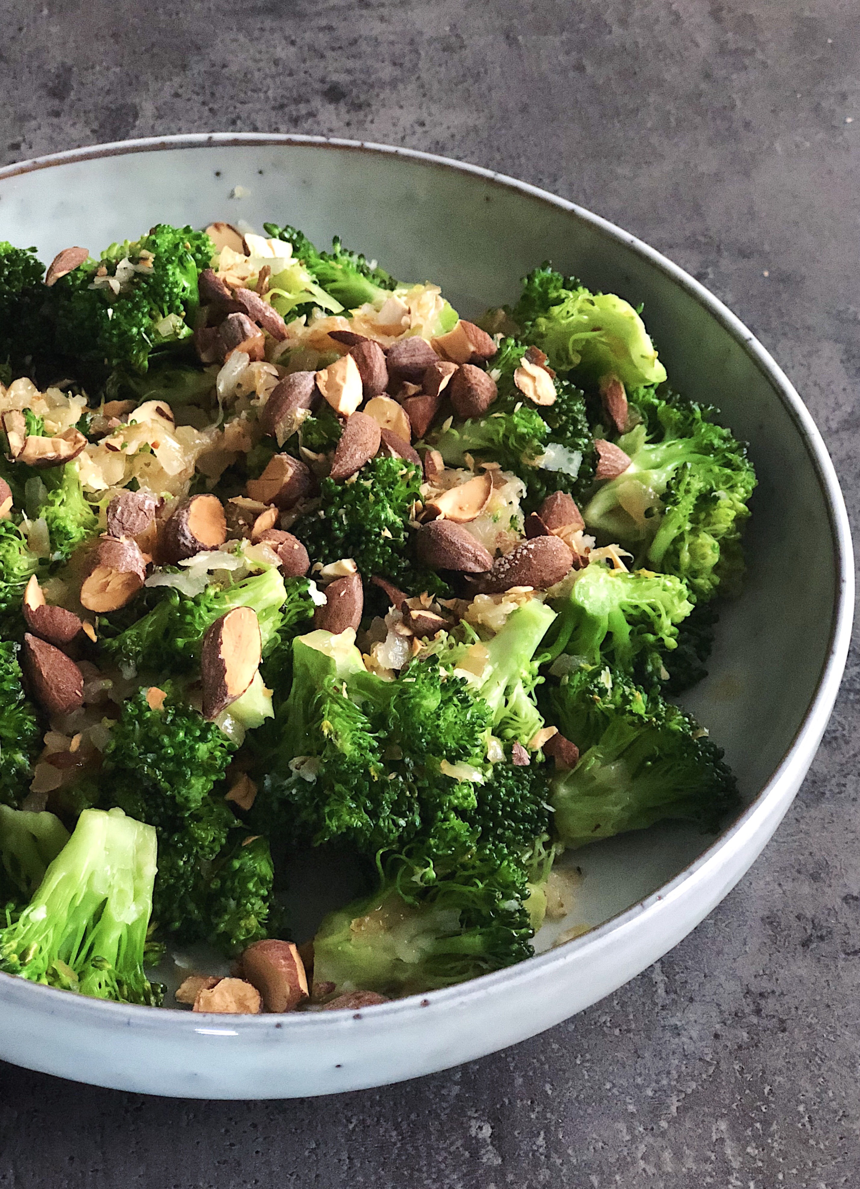 Stegt broccolisalat med saltmandler og parmesan