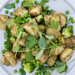 Kartoffelsalat med pesto og grøntsager